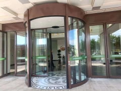 鄭州旋轉(zhuǎn)門(mén)全解析 選擇、安裝與維護(hù)，同創(chuàng)自動(dòng)門(mén)一站式服務(wù)